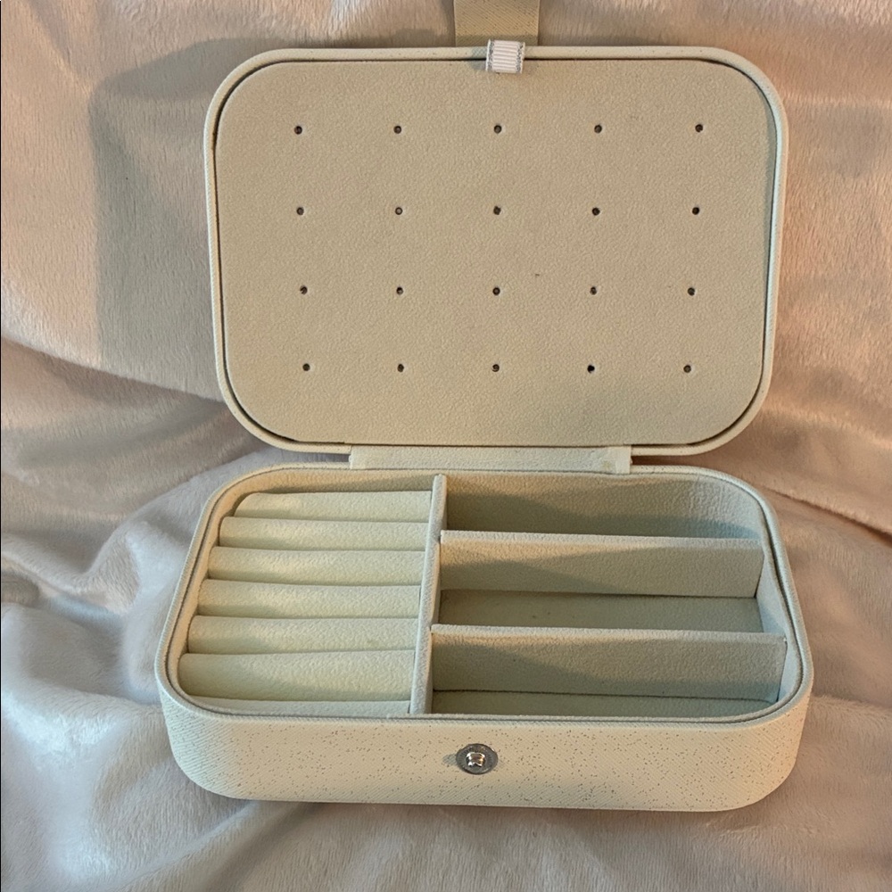 Cream Travel Jewelry Organizer Case. NWOT